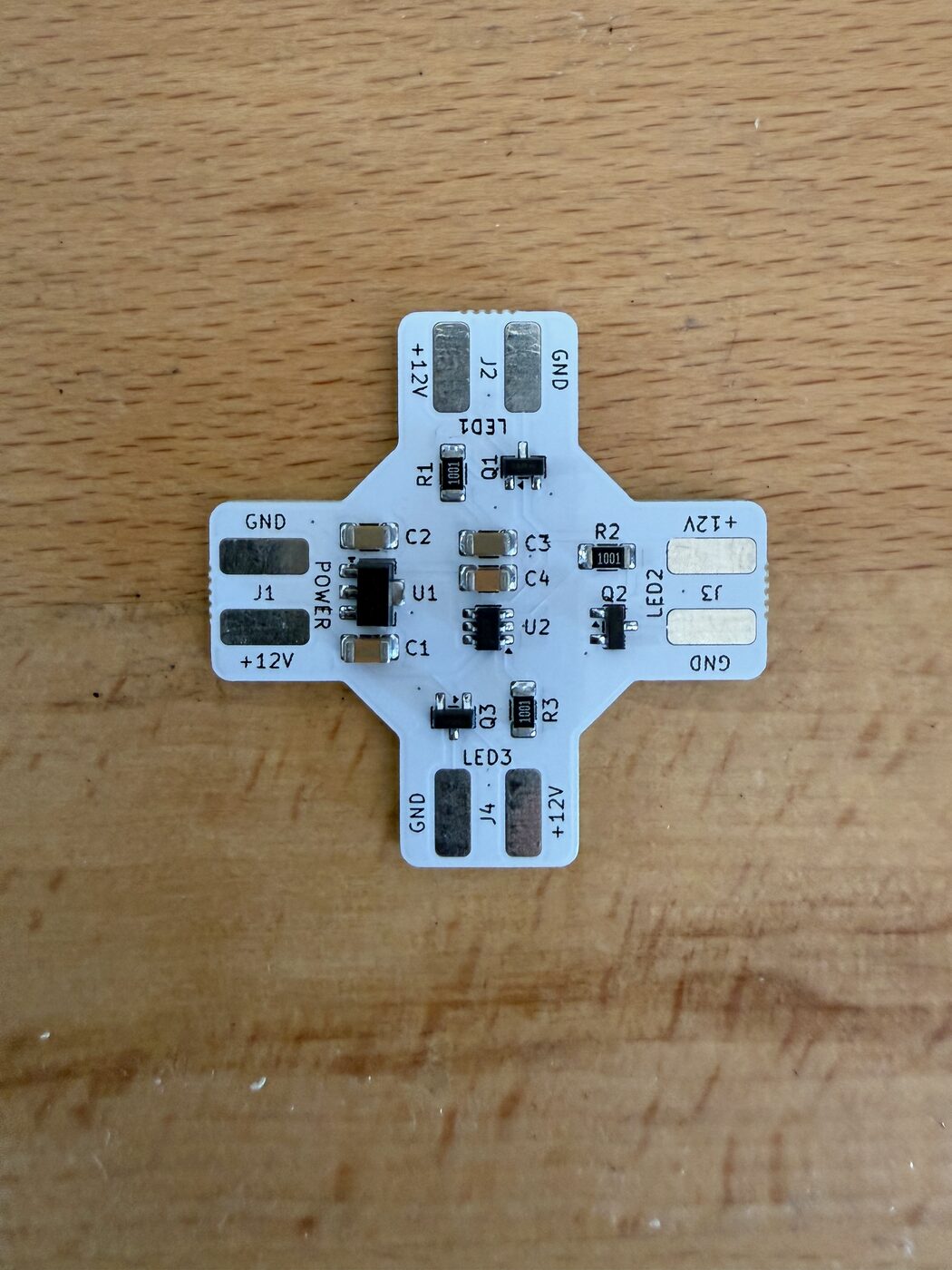 PCB con geometría en cruz para Iberrótulo