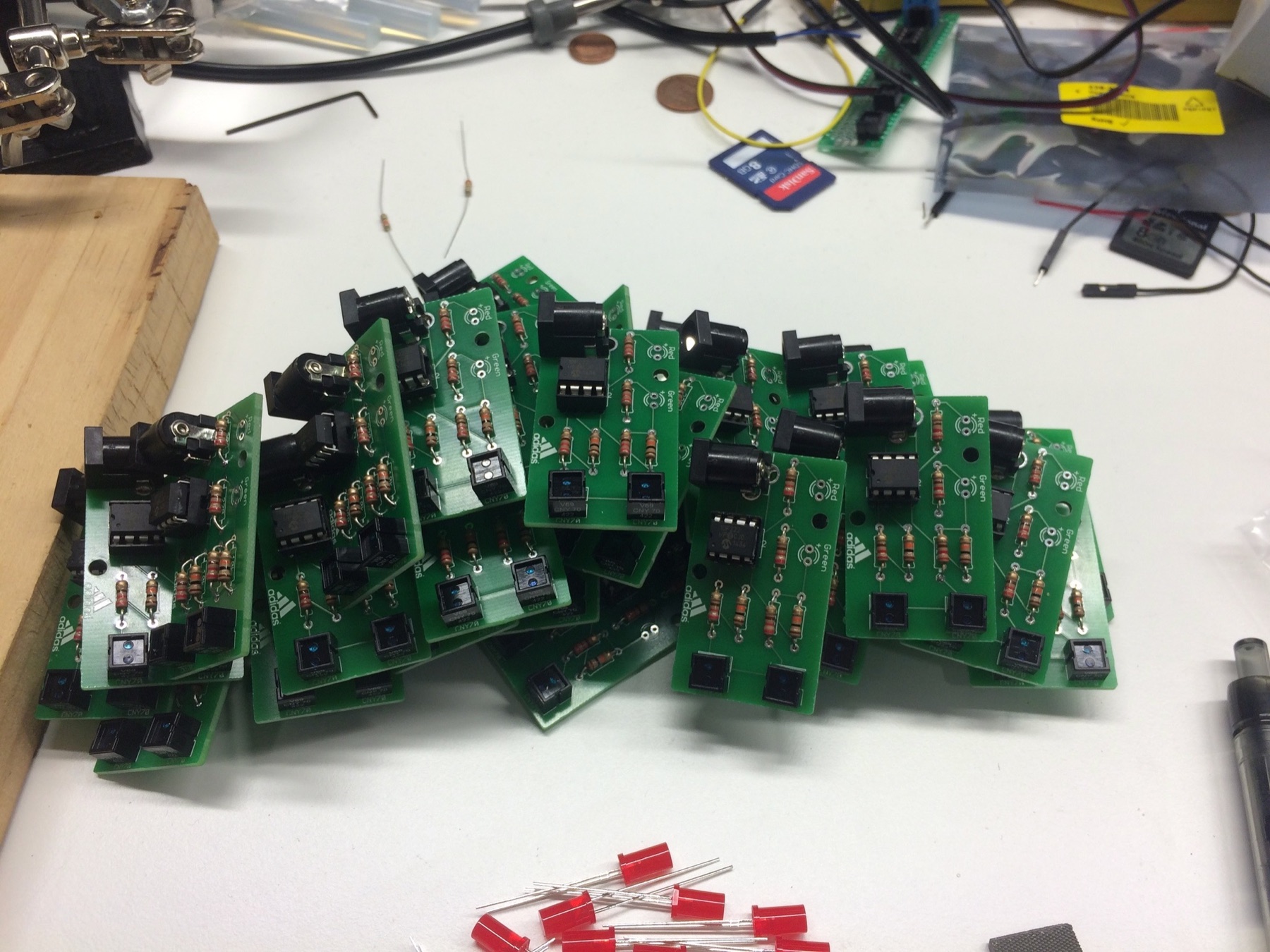 Serie de placas electrónicas fabricadas y preparadas para montaje